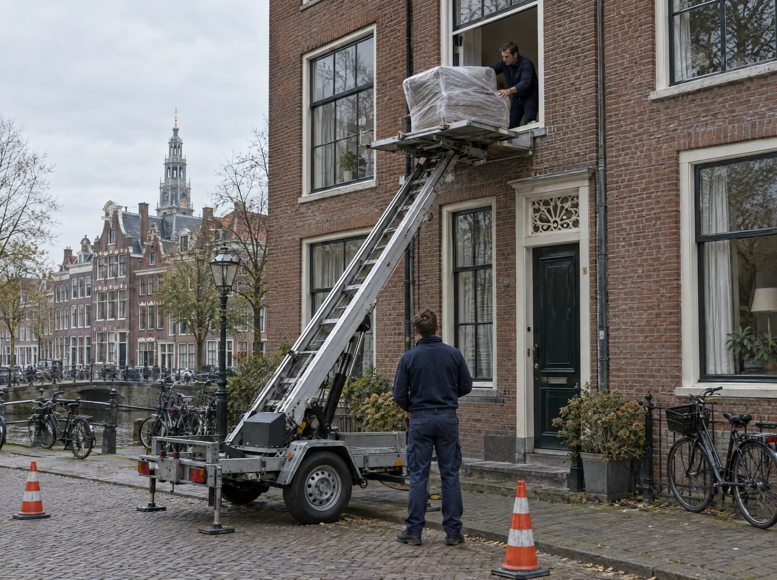 Een verhuislift tegen de gevel van een smal Haarlems pand, met een fauteuil op het platform